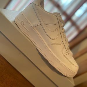 White Nike Air Force 1 0’7